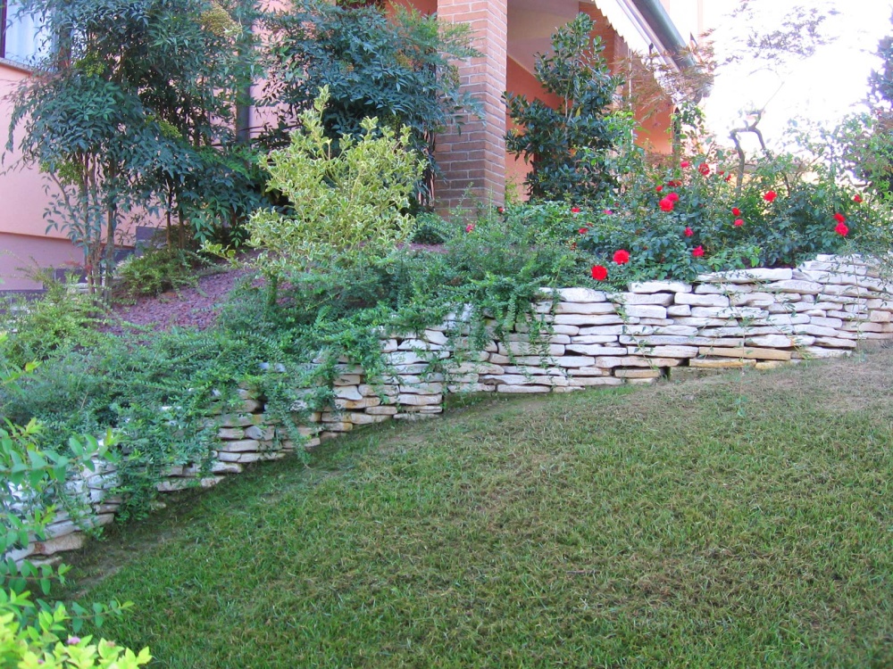 Creazione giardino lungo discesa